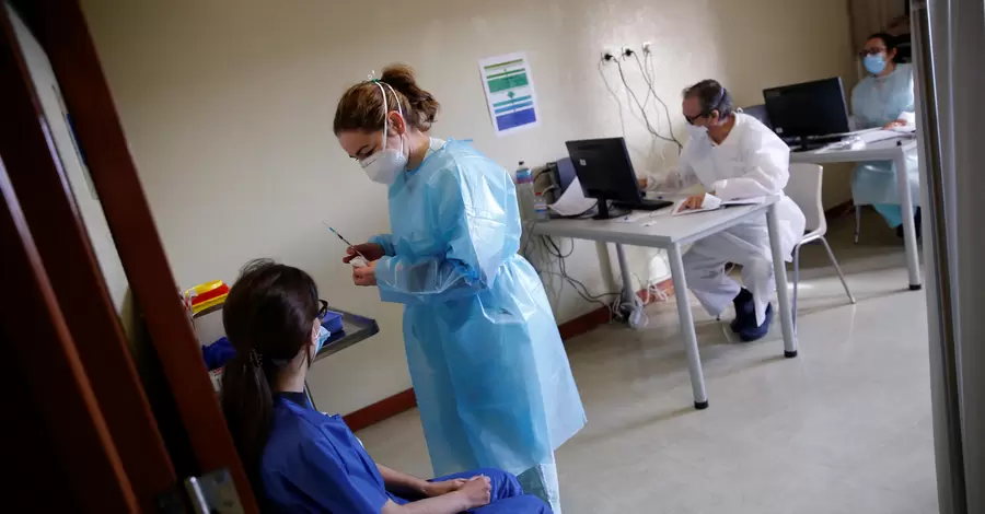 Повну вакцинацію пройшли понад 42% дорослого населення України