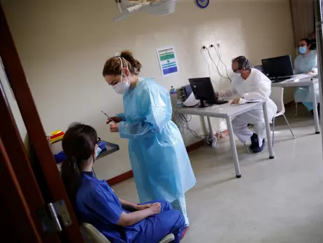 Полную вакцинацию прошло более 42% взрослого населения Украины