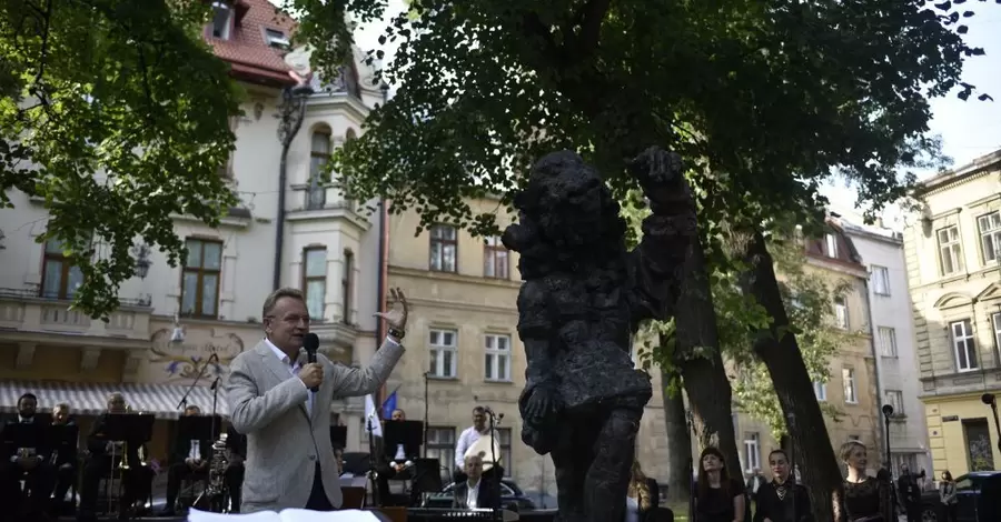 У Львові біля пам'ятника Моцарту запропонували встановити скульптуру власника першого приватного туалету