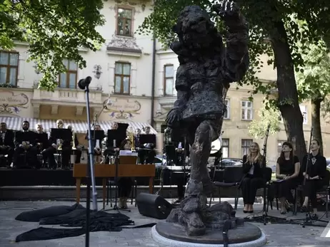 У Львові біля пам'ятника Моцарту запропонували встановити скульптуру власника першого приватного туалету