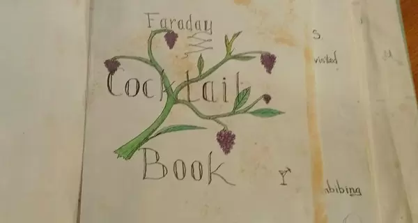 Украинские полярники показали старинную рукописную коктейльную книгу - раритет остался от британцев