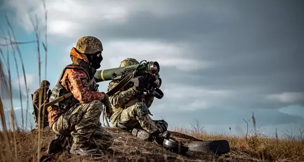 На Донбасі під час масованих обстрілів тяжко поранено двох військових