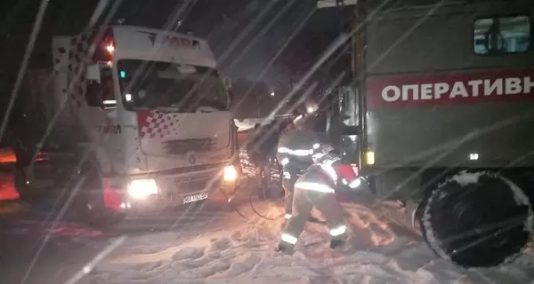 Украину накрыла вьюга: на дорогах снежные заносы и гололед