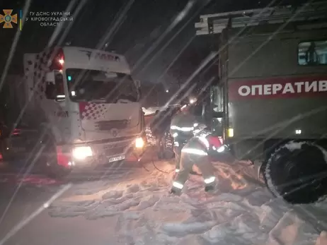 Украину накрыла вьюга: на дорогах снежные заносы и гололед