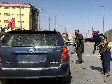 В Афганістані жінкам заборонили їздити на великі відстані без супроводу чоловіків