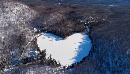 В Канаде пруд в форме сердца сковал лед
