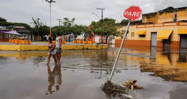 Масштабна повінь у Бразилії зруйнувала греблі та мости, людей терміново евакуюють