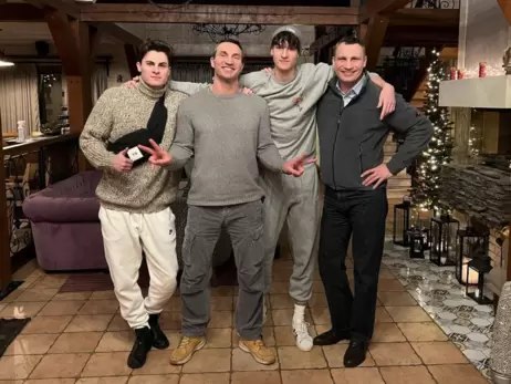 Виталий Кличко поделился фото с младшим братом и сыновьями: Два поколения братьев