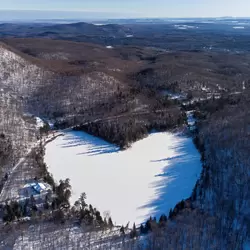 У Канаді ставок у формі серця скував лід