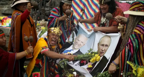 Перуанские шаманы провели ритуал с портретами Зеленского, Байдена и Путина