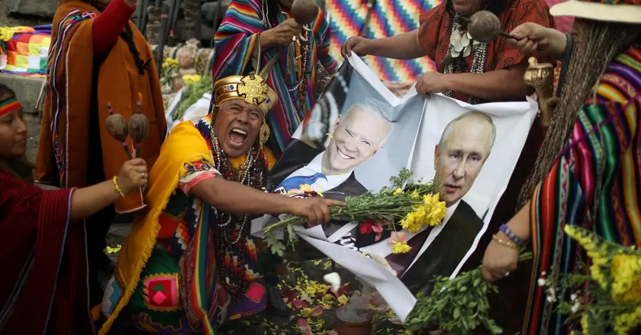 Перуанские шаманы провели ритуал с портретами Зеленского, Байдена и Путина