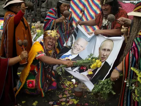 Перуанські шамани провели ритуал із портретами Зеленського, Байдена та Путіна