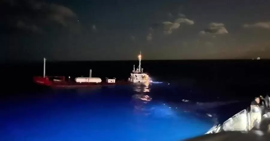 На Багамах яхта американского миллиардера протаранила танкер