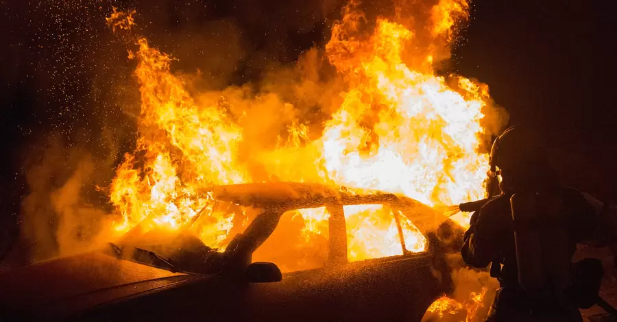 Во Франции в новогоднюю ночь хулиганы сожгли почти 900 машин