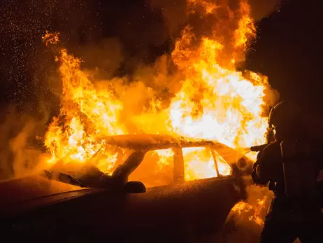 У Франції в новорічну ніч хулігани спалили майже 900 машин