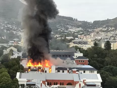 Парламент ПАР охопила пожежа