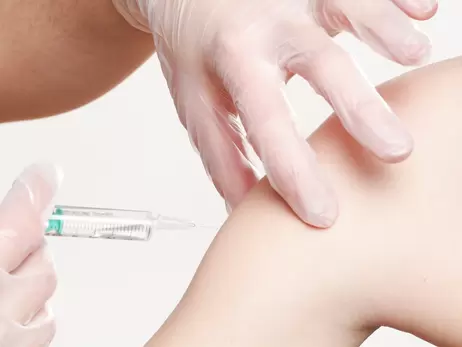 В Украине в ближайшее время введут бустерную вакцинацию для людей старше 60 лет