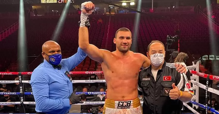 Украинский боксер Выхрист одержал скандальную победу: пять нокдаунов за два раунда