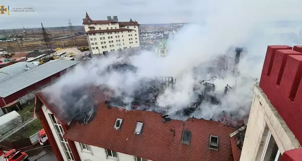 Під Києвом палає п'ятиповерхівка. Пожежу намагаються загасити вже понад п'ять годин