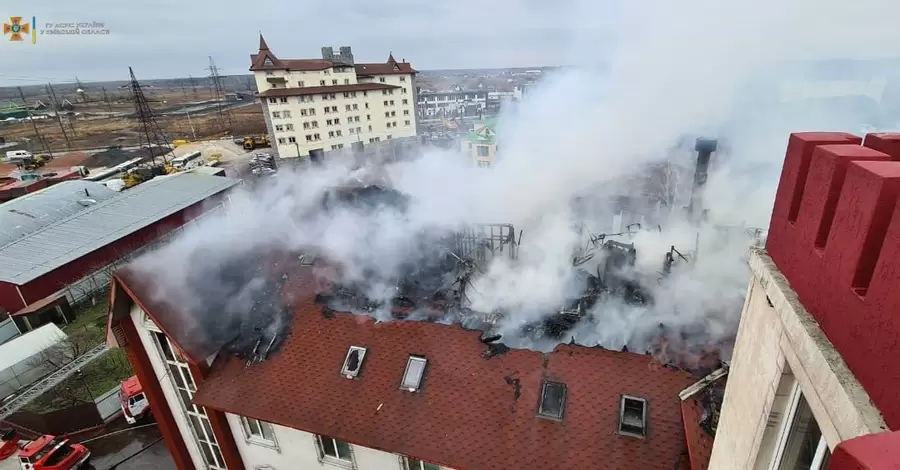 Под Киевом пылает пятиэтажка. Пожар пытаются потушить более пяти часов