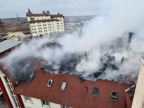 Под Киевом пылает пятиэтажка. Пожар пытаются потушить более пяти часов