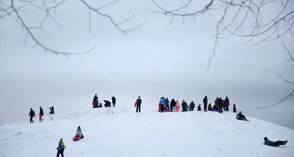 У Дніпрі чоловік загинув під час катання на санчатах. Його маленька дочка – у лікарні