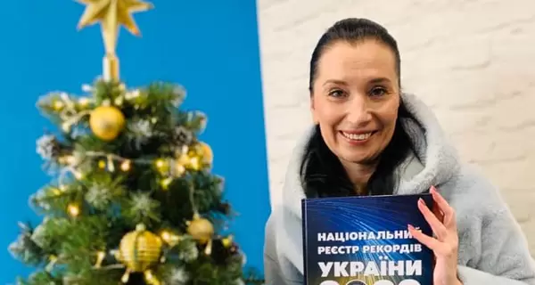 Украинка поставила мировой рекорд, вышив вручную книгу весом 9,4 килограмма