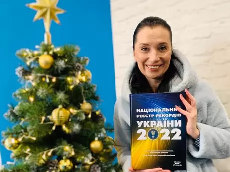 Украинка поставила мировой рекорд, вышив вручную книгу весом 9,4 килограмма