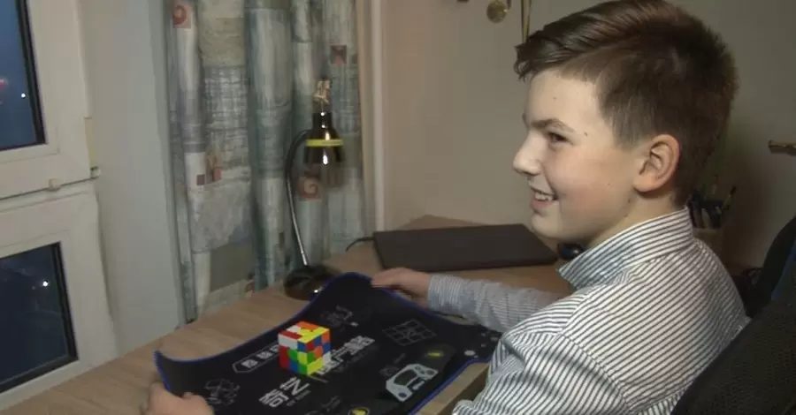 Черкасский шестиклассник собирает кубик-рубик за 16 секунд и знает 250 комбинаций его сборки