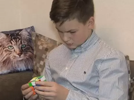 Черкаський шестикласник збирає кубик Рубіка за 16 секунд і знає 250 комбінацій його збирання