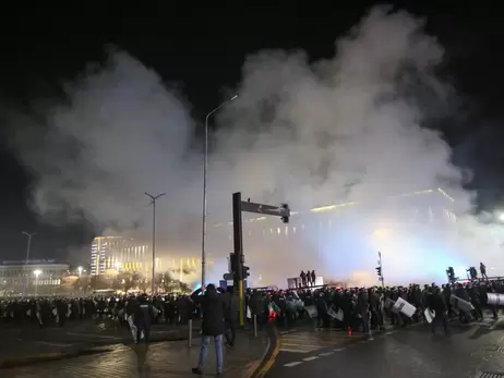 Видео протестов в Алматы: на улицах горят автомобили и слышны взрывы