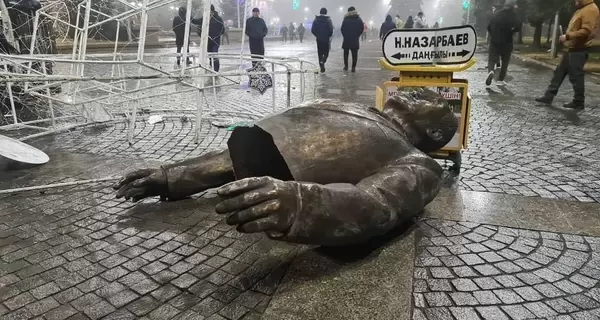 В Казахстане снесли один из памятников Назарбаеву