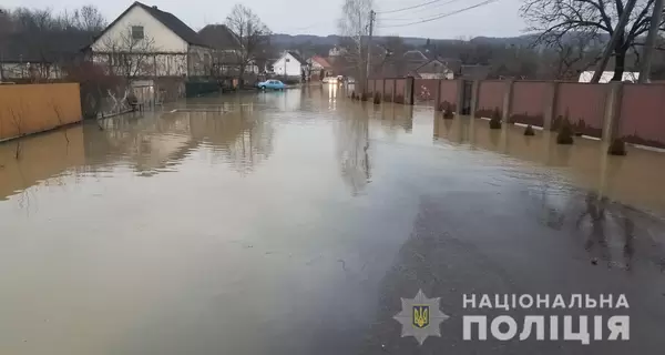 На Закарпатті підтопило дороги, і рівень води підвищуватиметься: ДСНС попереджає про небезпеку 