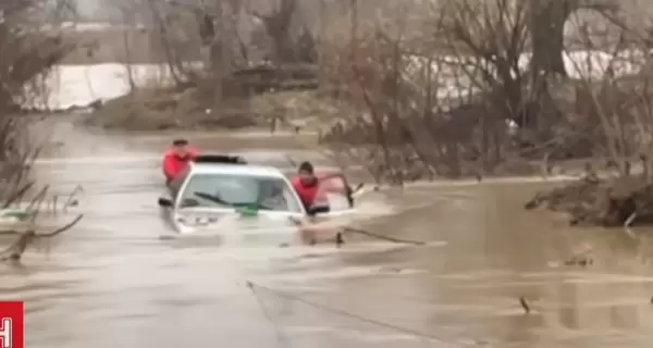 На Закарпатті вода відрізала від світу цілі села