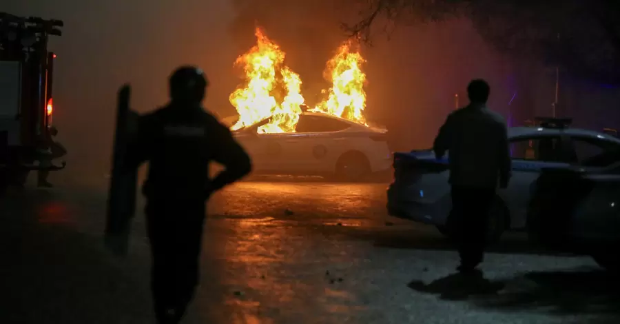 В Алматы в перестрелке убиты десятки протестантов. Люди вновь собираются в центре города