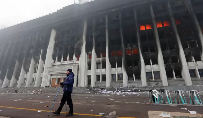 Протестующие сожгли здание мэрии Алматы