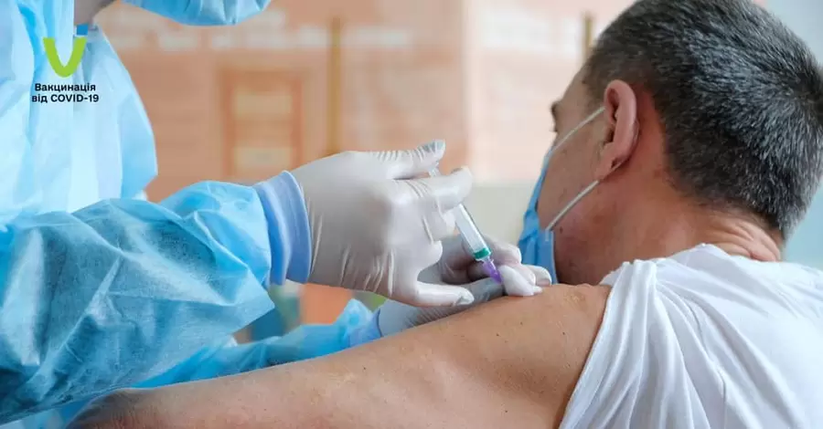 На прививку бустерной дозой COVID-вакцины в Украине уже можно записаться онлайн