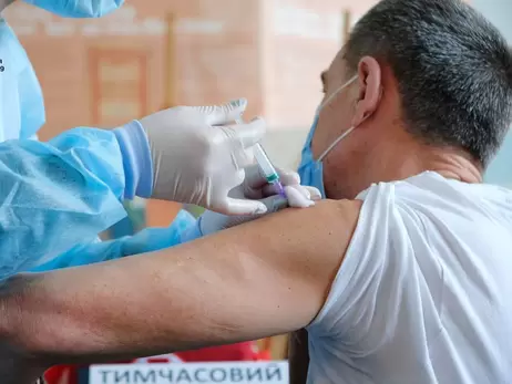 На прививку бустерной дозой COVID-вакцины в Украине уже можно записаться онлайн