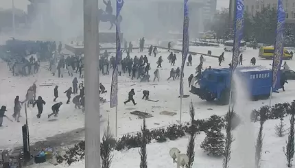 Протесты в Казахстане: столкновения с полицией, сгоревшие здания и очереди в магазины