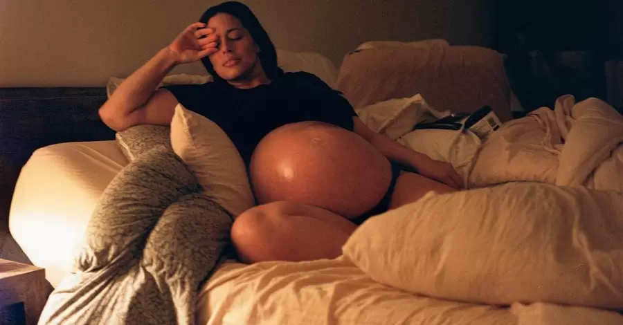 Plus-size модель Эшли Грэм родила двойню и стала многодетной мамой