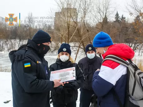 На Дніпропетровщині перехожі врятували дітей, що провалилися під лід.