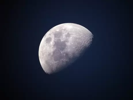 Китайские ученые нашли следы воды на Луне