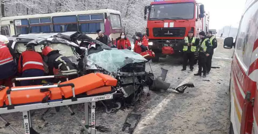 На Львівщині зіткнулися рейсовий автобус та легкове авто, постраждали 7 людей