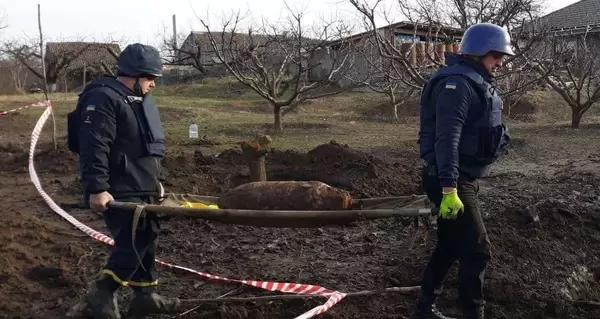 Жителі Василівки Запорізької області відкопали у своєму саду 100-кілограмову авіаційну бомбу