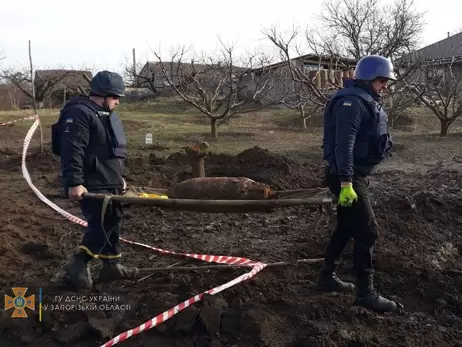Жители Васильевки Запорожской области откопали в своем саду 100-килограммовую авиационную бомбу