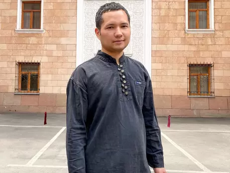 Задержанного в  Казахстане киргизского музыканта Рузахунова везут в Бишкек