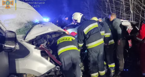 В Черниговской области столкнулись микроавтобус и легковое авто, 11 пострадавших