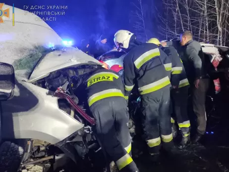 В Черниговской области столкнулись микроавтобус и легковое авто, 11 пострадавших