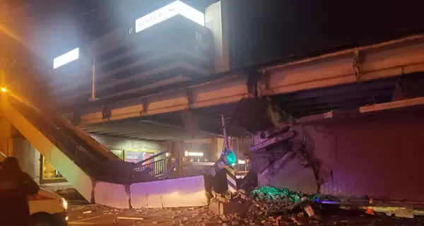 Відео обвалення пішохідного мосту в центрі Мінська з'явилося у мережі