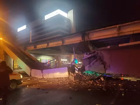 Видео обрушения пешеходного моста в центре Минска появилось в сети